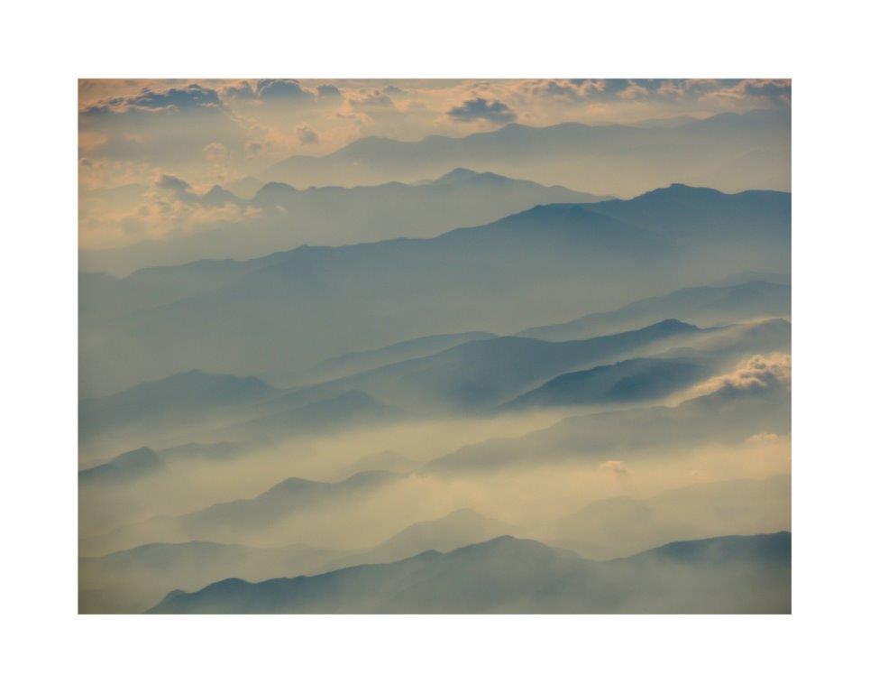 I veli nuvolosi danno un'occhiata al nascosta